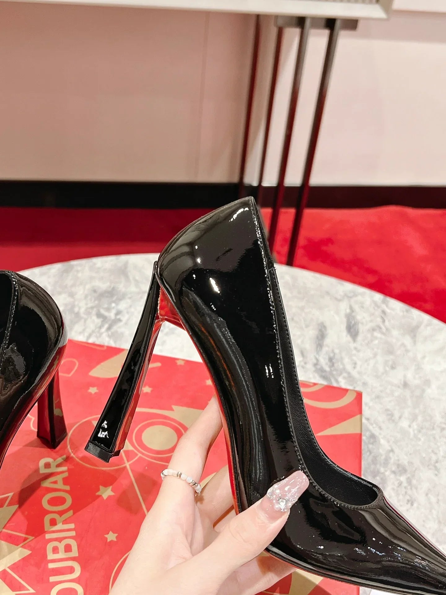 Black Pointed-Toe Pumpss